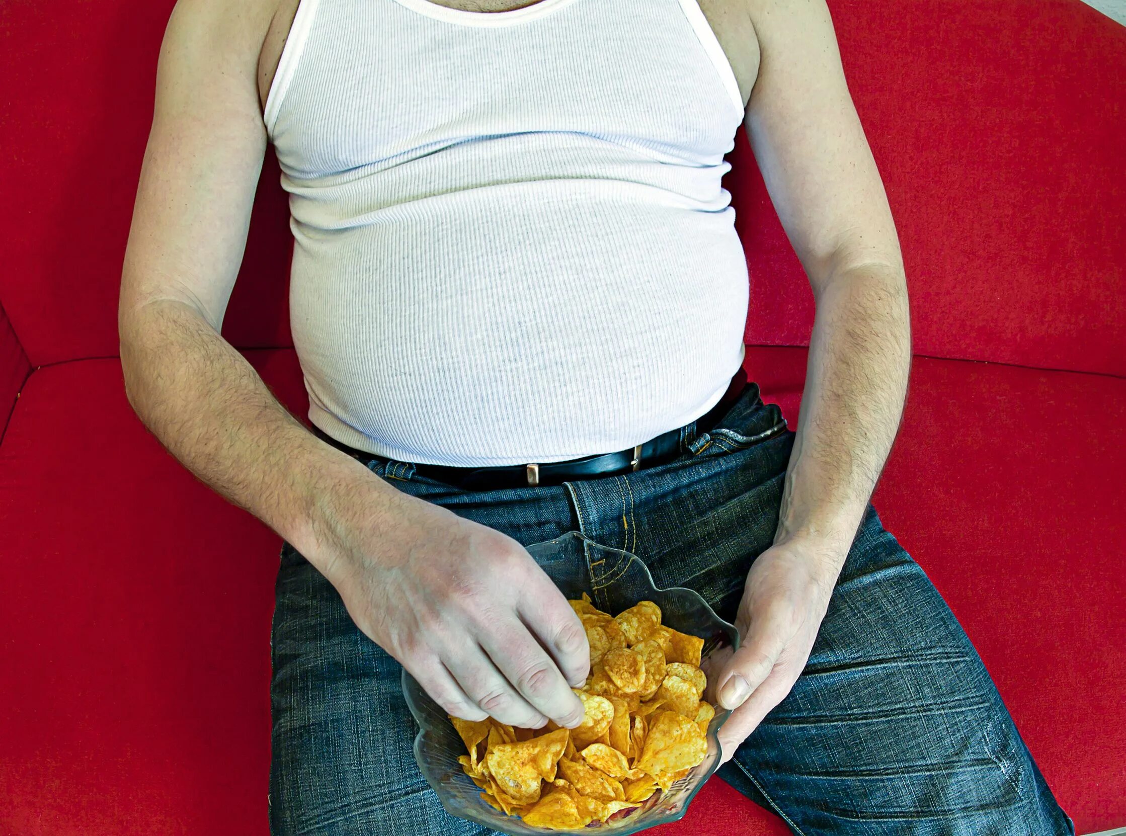 от чипсов болит желудок. ребенок держится за живот. последствия употребления чипсов. пищевое отравление у ребенка. чипсы и кишечник.