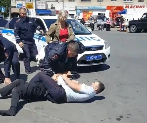 Сотрудники гаи орел. Гаишник застрелил в новосибирске. Полиция машина драки. Нападения на сотрудника дпс в питере. Полицейская машина погоня.