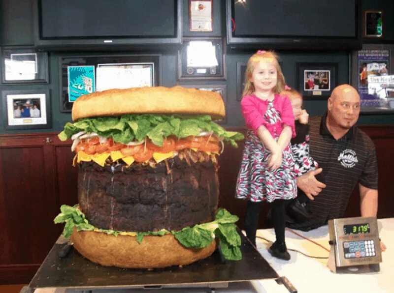 Огромный бургер. Самый большой гамбургер. Самый огромный бургер в мире. Самый большой бургер в бургер. Самые большие питания