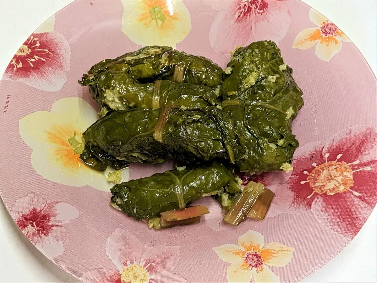 Голубцы и долма. Долма с виноградных листьев. Голубцы с листьями свеклы. Долма – голубцы в виноградных листьях. Толма с капустой.