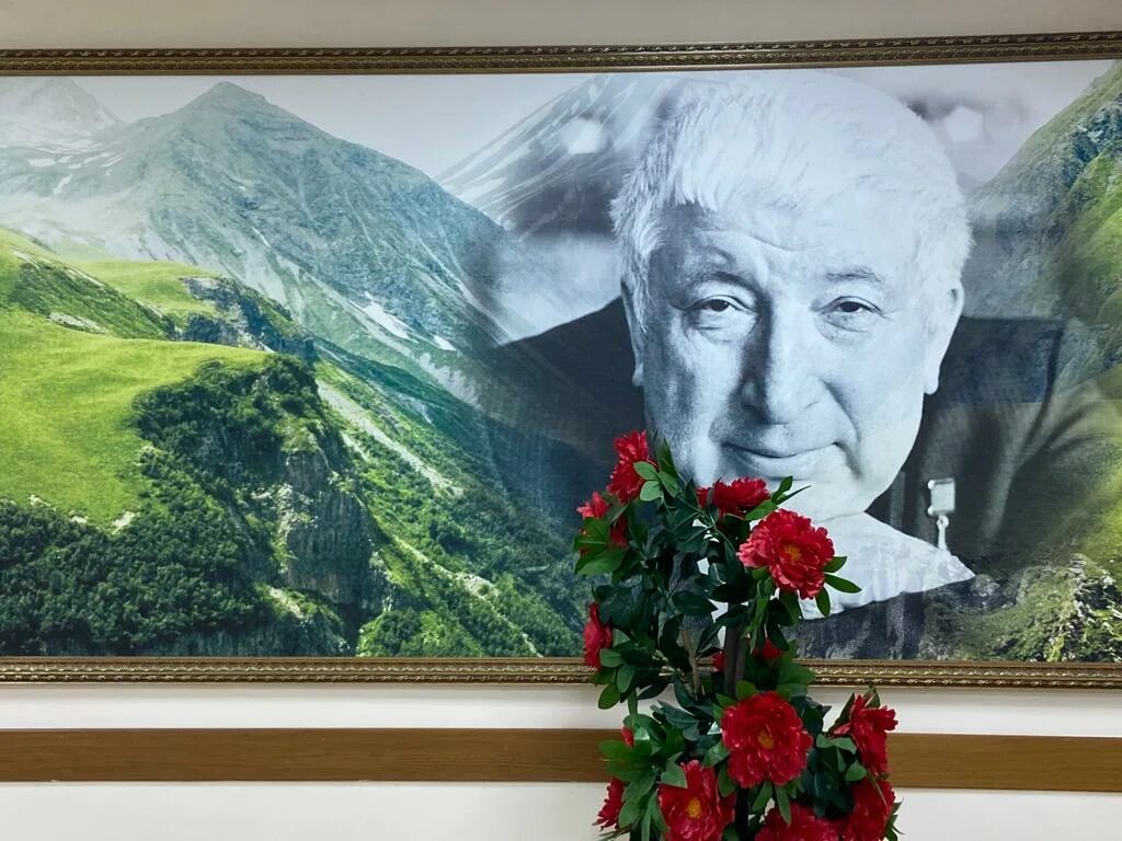 Тома гамзатова. Тома гамзатова. Тома гамзатова. Стихи расула гамзатова на аварском языке. Тома гамзатова.