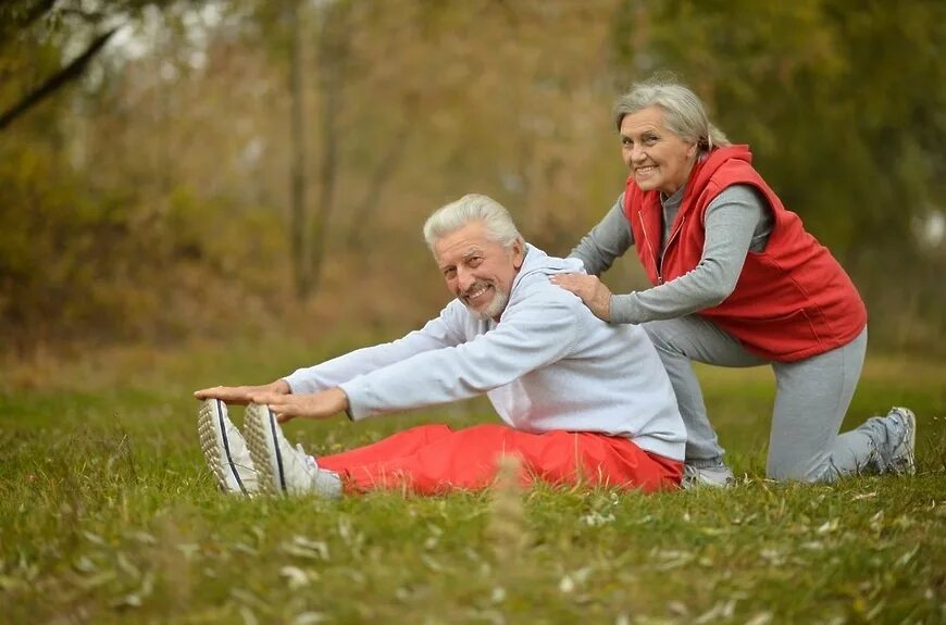 Долголетие без. Счастливые пожилые люди. Физическая активность пожилых. Здоровый образ жизни для пожилых людей. Счастливые пенсионеры.