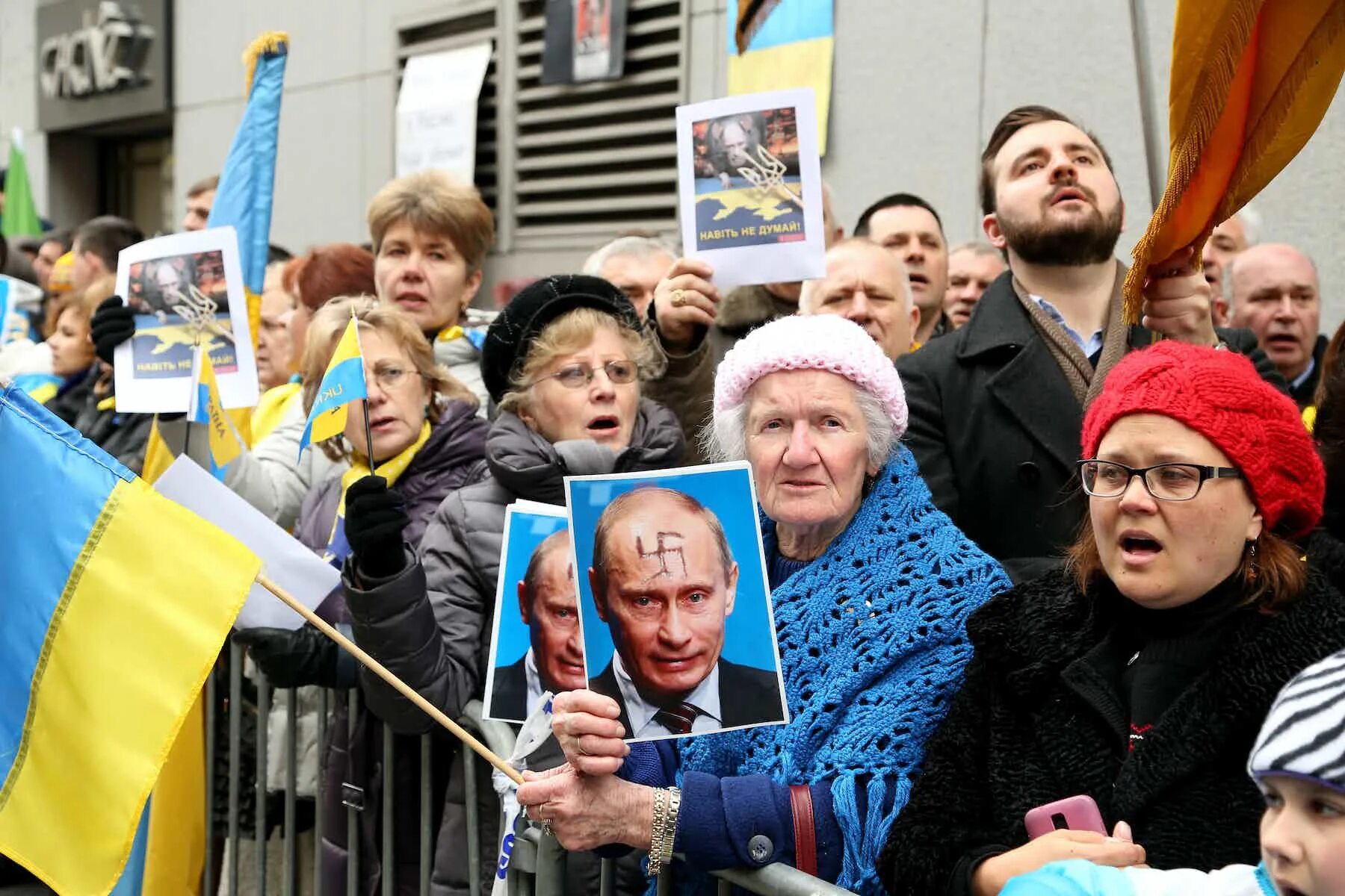 Американский флаг в кринже. Украинские женщины в европе. Ukrainian americans. Ukrainian americans. Украинка в сша.