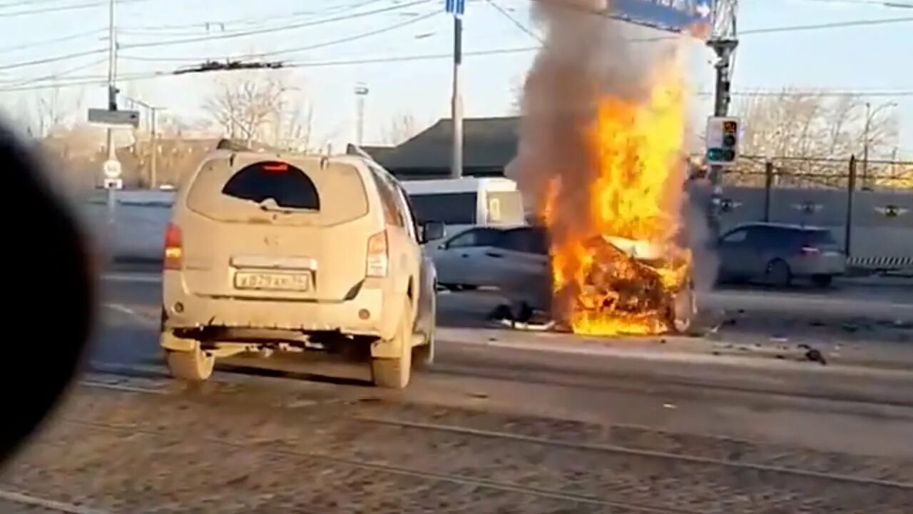 21 Апреля в Воскресенка авария,горела машина. Або с аварией горящей. Пожар Серов Шеремет. Шеремет новости Екатеринбург горит машина.
