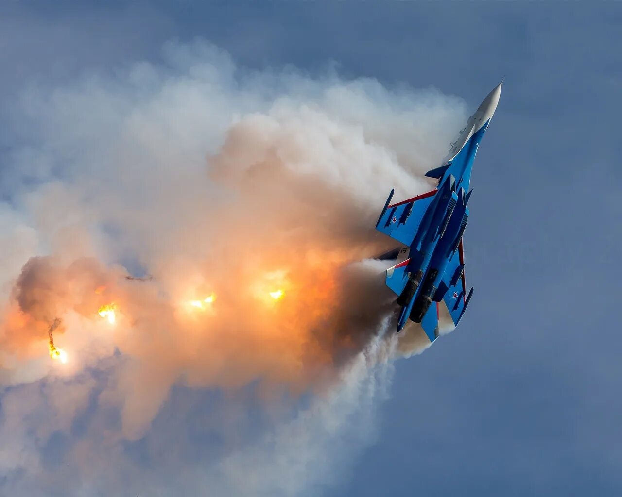 прыжок самурая. парашютисты в небе. маленький истребитель. летающие бои. летающие бои.