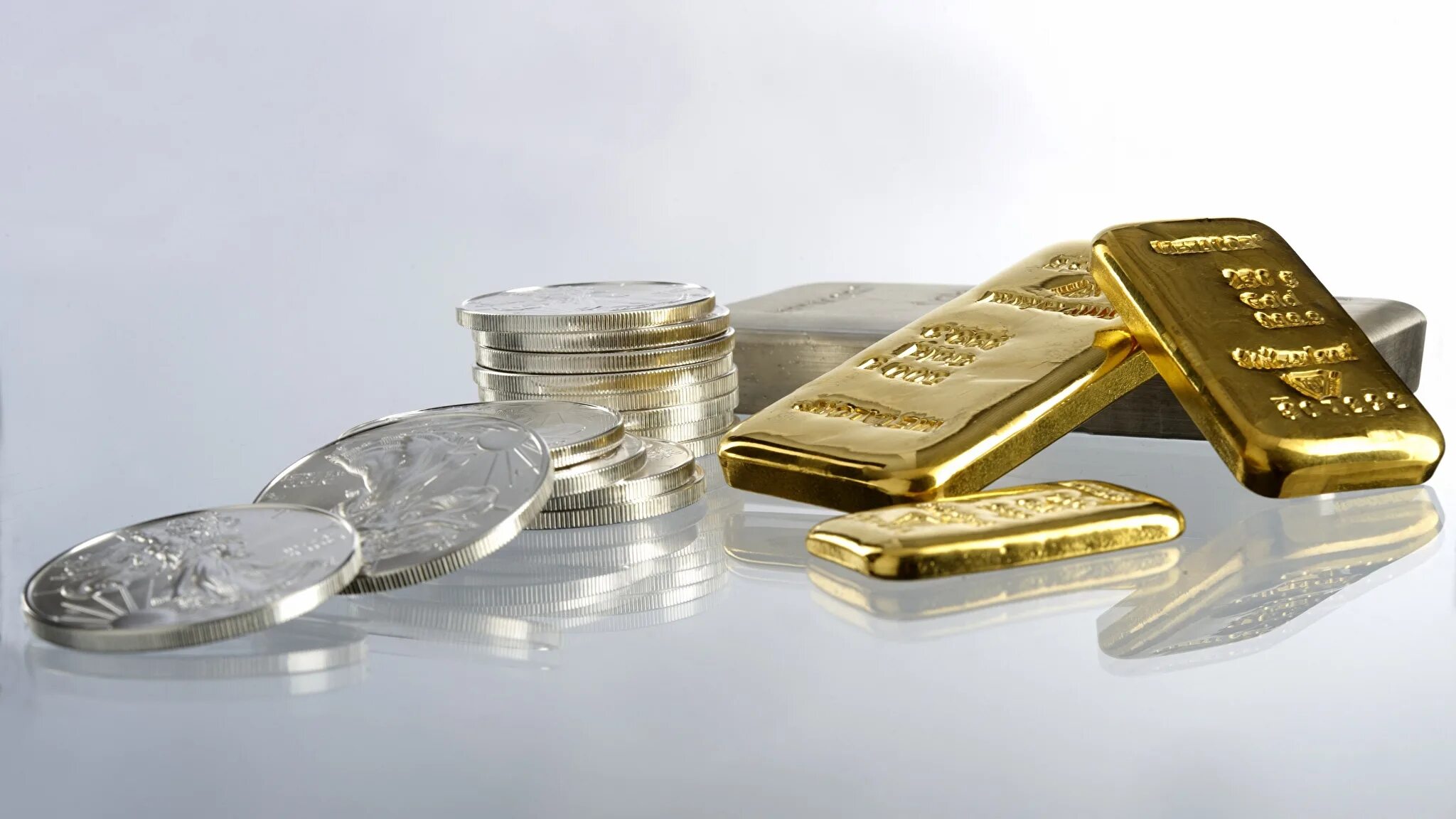 Деньги слитки золота. Слиток золотой. Золото и серебро. Золотые слитки и монеты. Слитки золота и серебра.