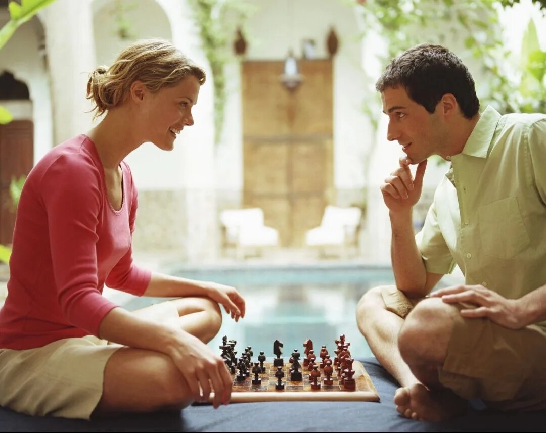 Шахматы мужчина и женщина. Мужчина с шахматами. Мужчина и женщина играют в шахматы. Девушка играет в шахматы.