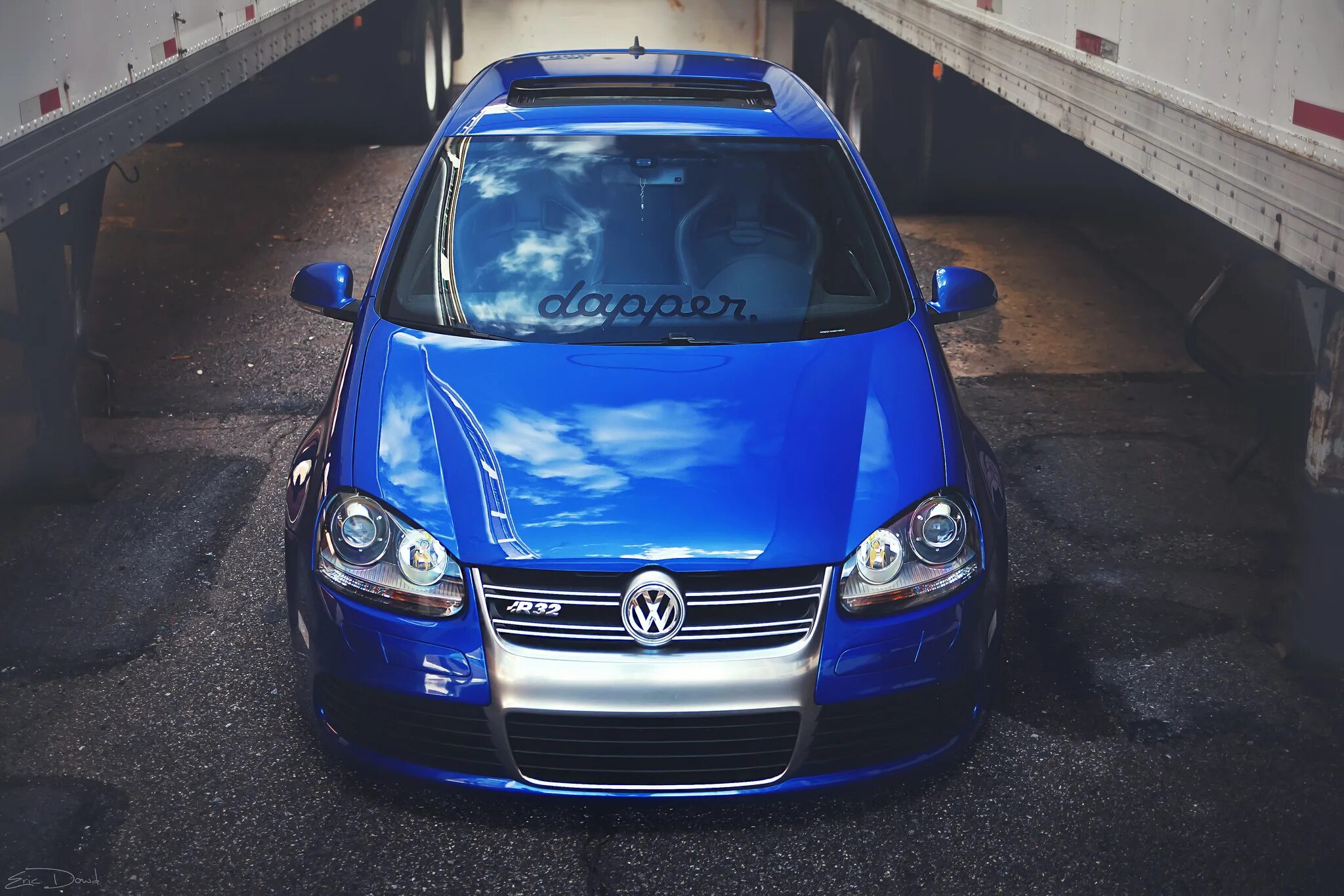 Volkswagen синий. VW Golf r32 mk5. Volkswagen Golf GTI r32. VW Golf mk5. VW Golf 5 r32.