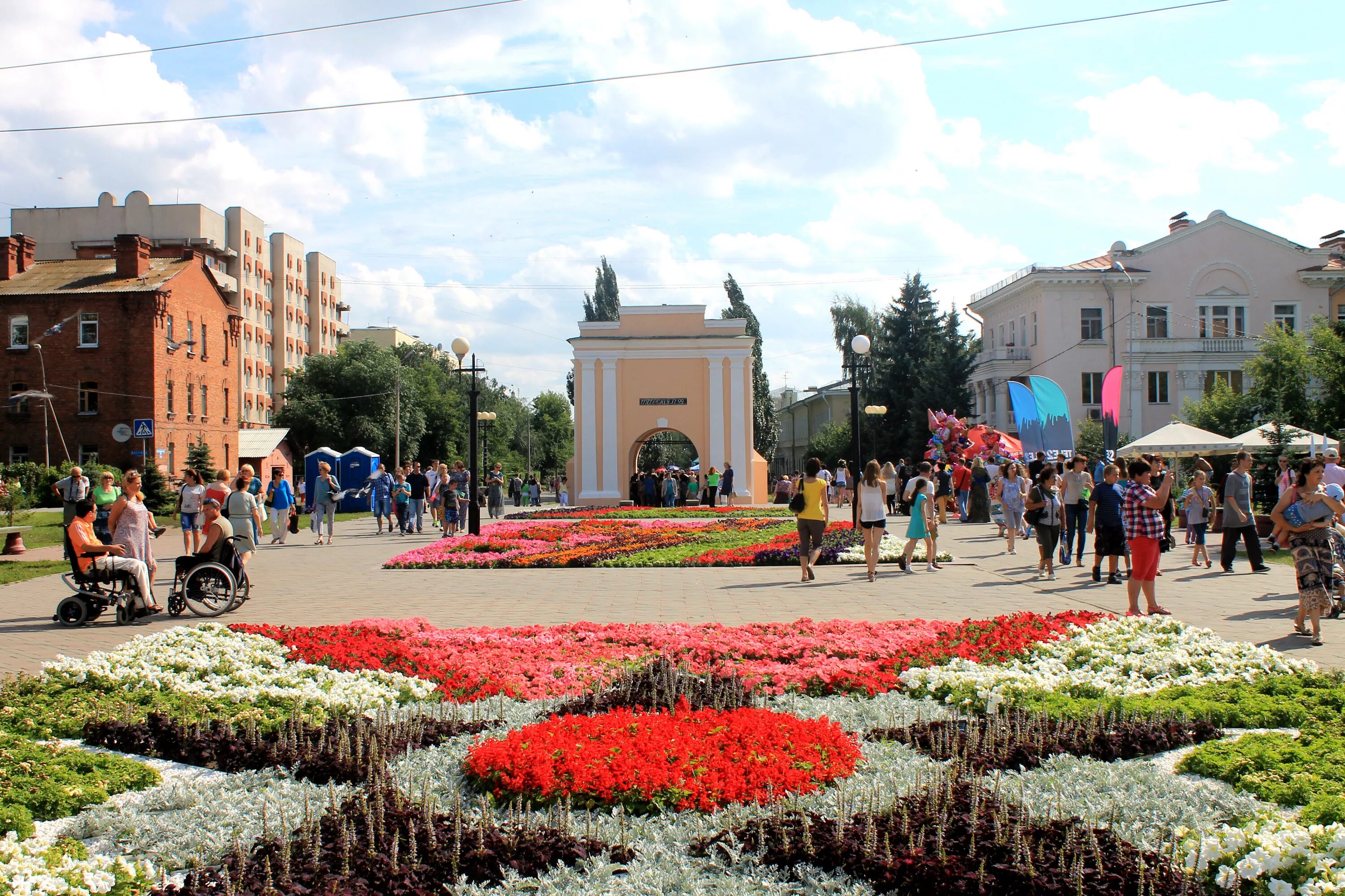 По годам в омске. Омск Центральная площадь. Омск население площадь. Сквер площадь праздников Омск. Красивые скверы в Омске.