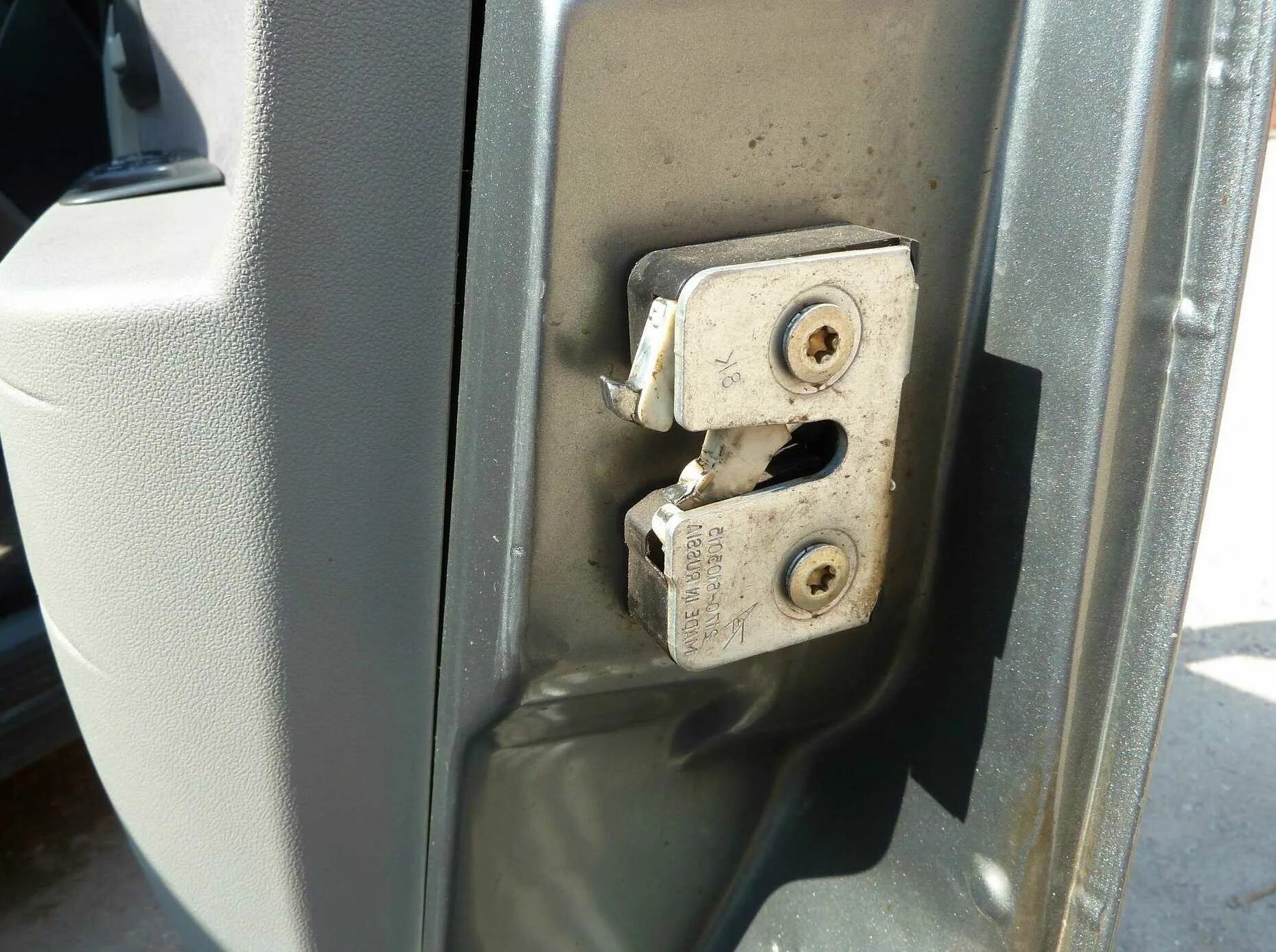 Как поменять замки на приоре. Центральный замок лада приора водительской двери. Как поменять замки на приоре. Бесшумный замок двери 2170 приора. Замок двери лада приора 1 2012 года.