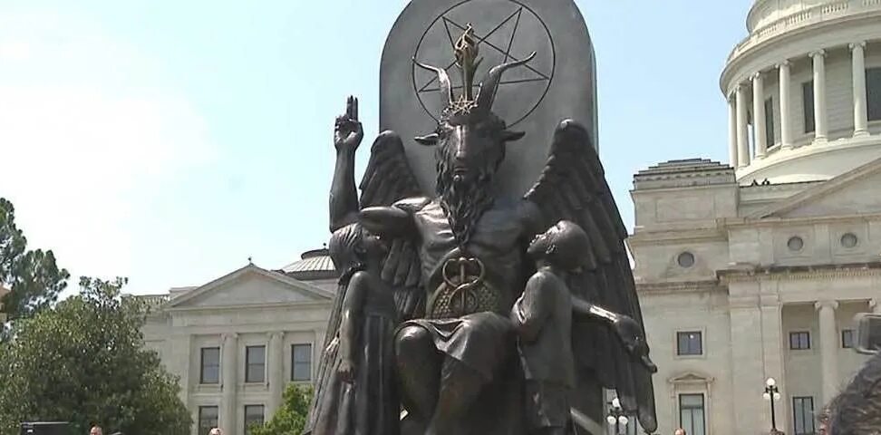 Статуя бафомета в сша капитолий. Бафомет статуя арканзас. Сатанинский храм в капитолии. Статуя бафомета в арканзасе. Храм дьявола статуя бафомета.