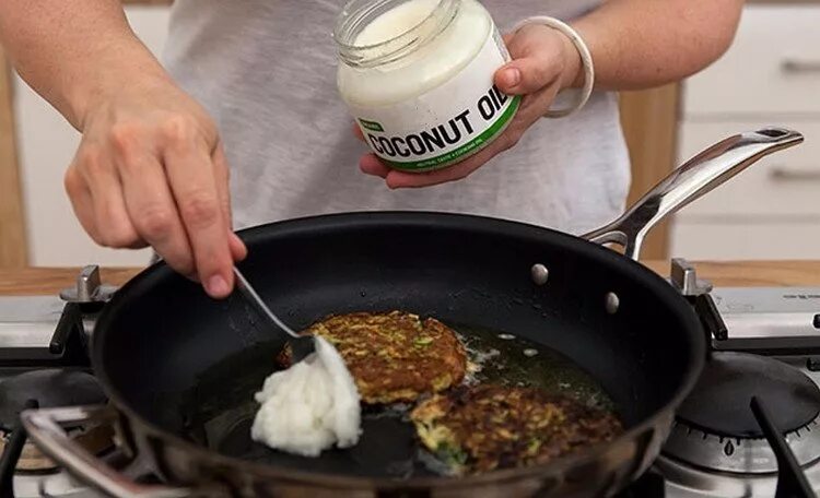 Для жарки лучше использовать. Жарка на кокосовом масле. полезные масла для готовки. масла для жарки полезные. подсолнечное масло в готовке.