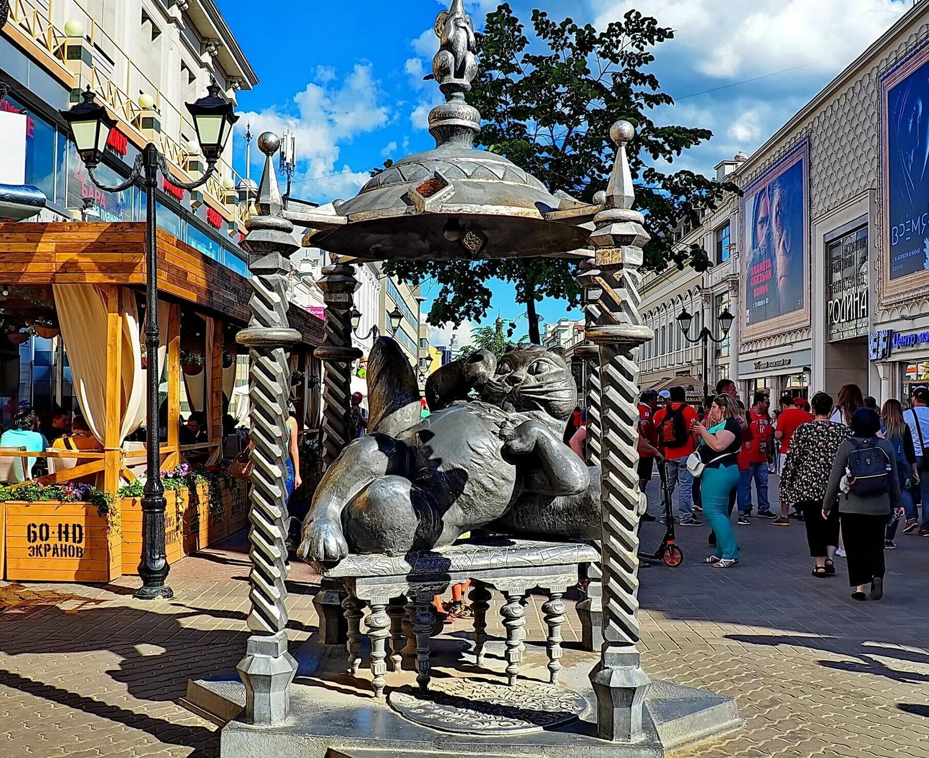 Казань памятник бауману. Казань улица баумана кот казанский. кот казанский памятник в казани. в казани памятник коту алабрыс. памятник коту казанскому улица баумана.