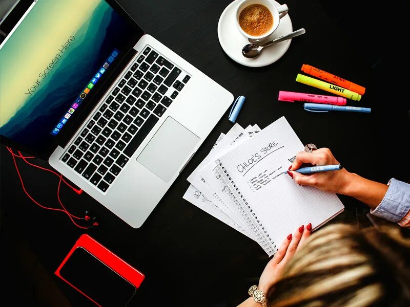 Web write. Веб дизайнер блондинка. web дизайнер. веб дизайн. офисный ноутбук.