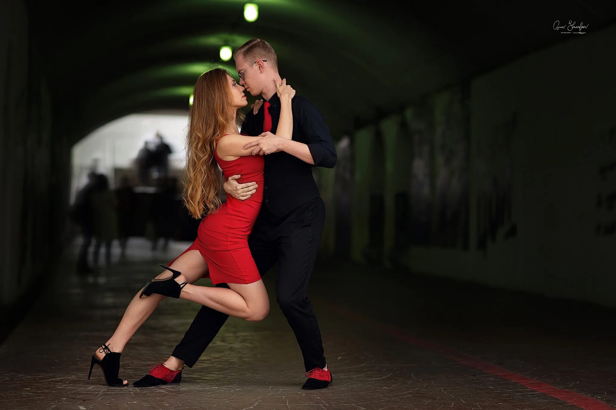 Муж в платье видео. Девушка танцует в платье. Танец страсти. Мужчина в платье танцует. Танцы пара красное платье.