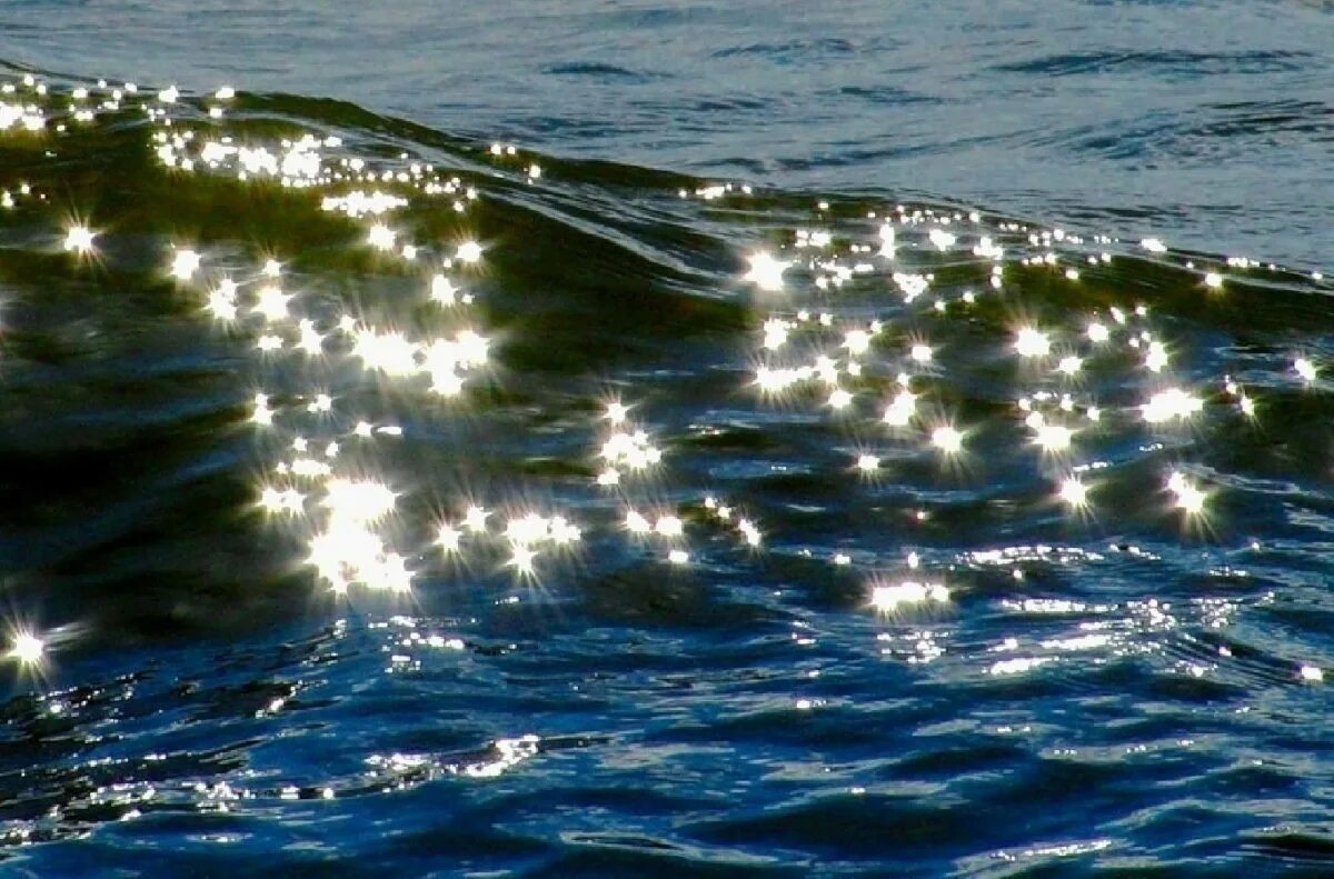 Отражаются на поверхности воды. Солнечные блики на воде. Солнечная дорожка на воде. Сияющее море. Сверкающее море.