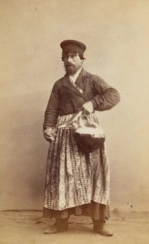 Викторианская семья. Люди 19 века. Фото люди 18 век. Мужчина в женском платье. Старые фотопортреты.