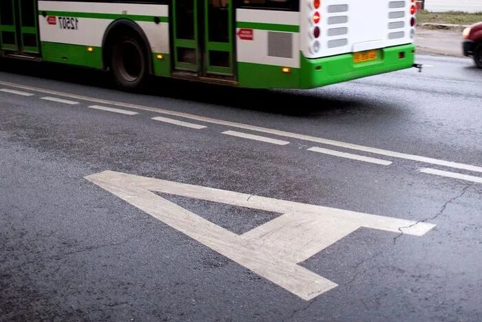 Полоса для автобусов. Выделенная полоса для общественного транспорта. Выделенная полоса для автобусов. Выделенка для автобусов.