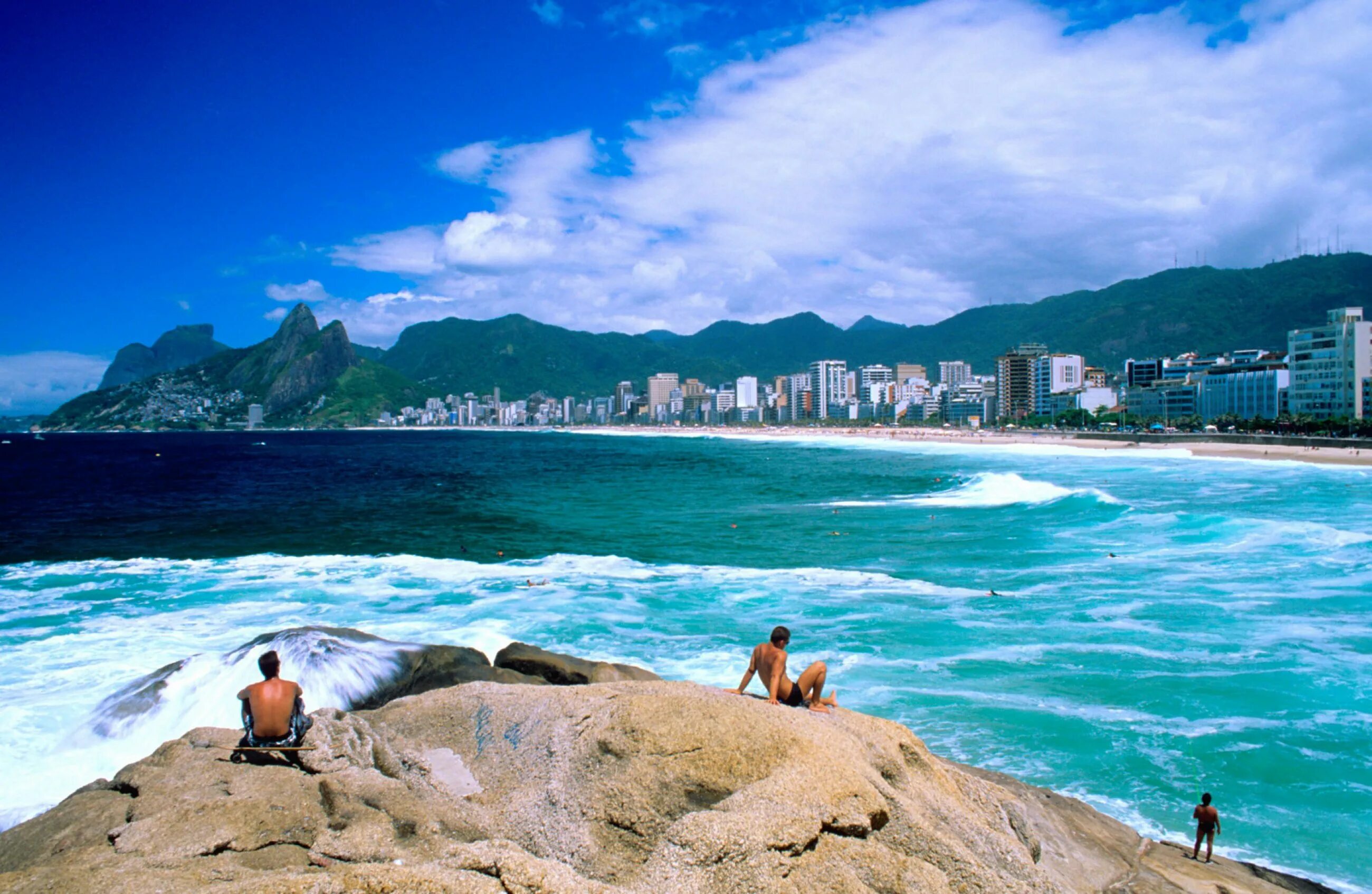 Средние осадки в бразилии. Климат Рио де Жанейро. Климат Бразилии. Климатический климат Рио де Жанейро. Рио де Жанейро климат пояс.