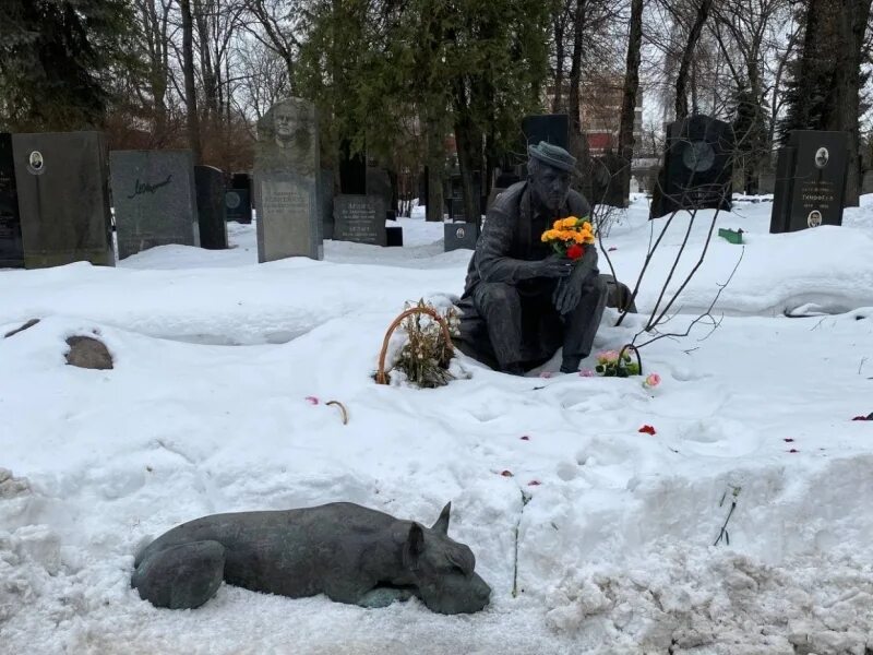 Никулин похоронен. Могила Юрия Никулина на Новодевичьем. Новодевичье кладбище Никулин могила.