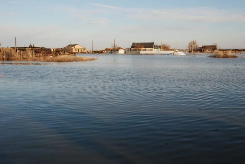 Погромное Оренбургской половодье. Оренбургская область п светлый наводнение. Паводковая обстановка в Орске. Наводнение в Тоцком.