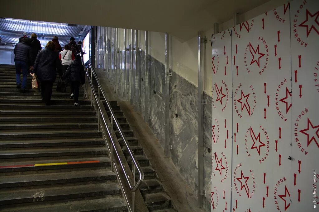 Восточный вестибюль. Вестибюль метро площадь революции и театральная. Метро комсомольская турникеты. Савеловская метро вестибюль 1. Метро лермонтовский проспект вестибюль.
