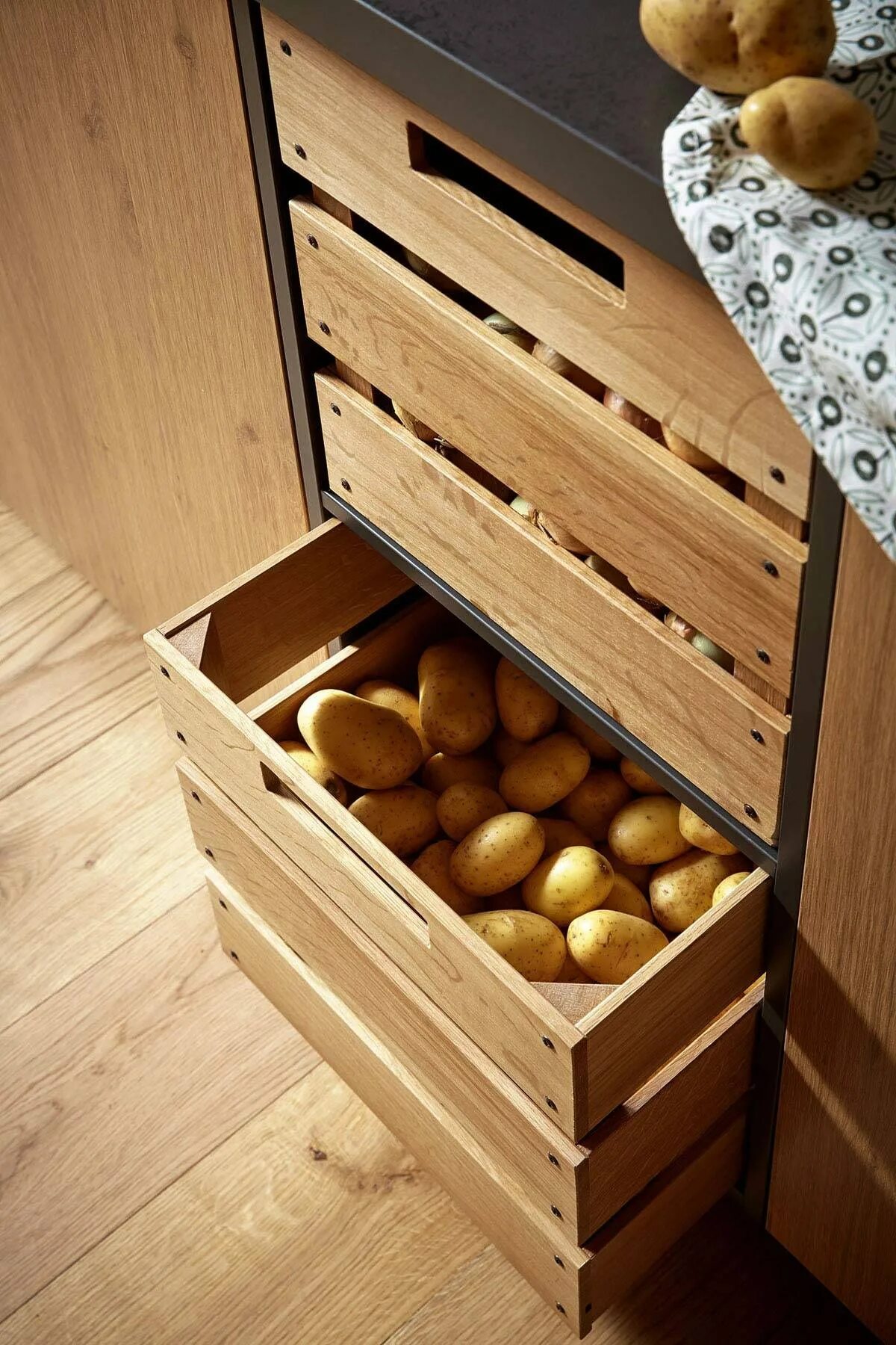 Хранение овощей доме. Ящик для хранения овощей. Выдвижной ящик для картошки. Ящик для овощей на кухню. Овощи в ящике.
