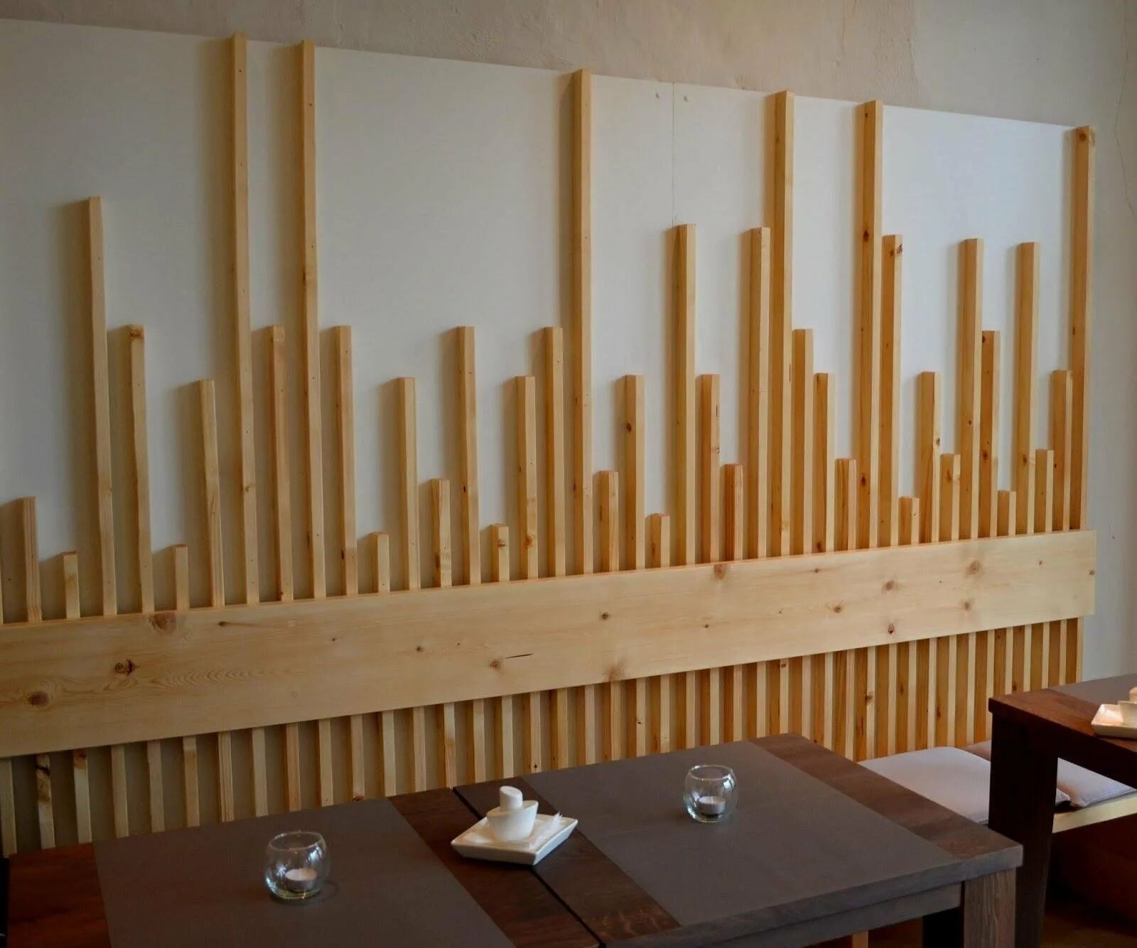 Деревянные рейки называются. Декор из реек на стену. Декор из деревянных реек на стену. Панно из деревянных реек. Обшивка стен деревянными рейками.