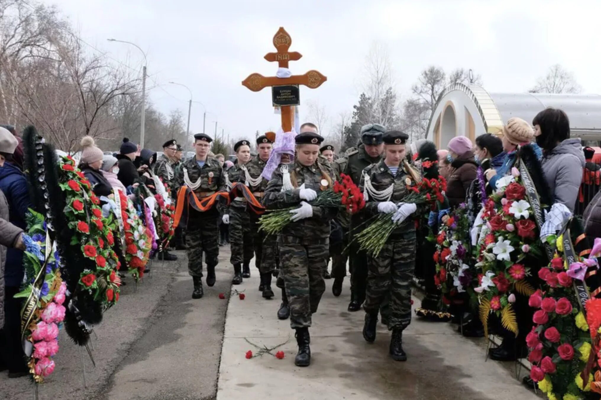 Начинать похоронить. Простились с погибшим на Украине. Прощание с солдатом.