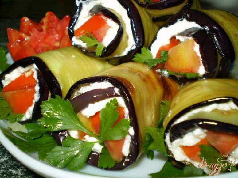 Рулетики из баклажанов с творогом и чесноком. Рулеты из баклажанов с творожным сыром. рулетики из баклажанов с сыром и чесноком. холодная закуска из баклажанов. баклажаны с творогом.