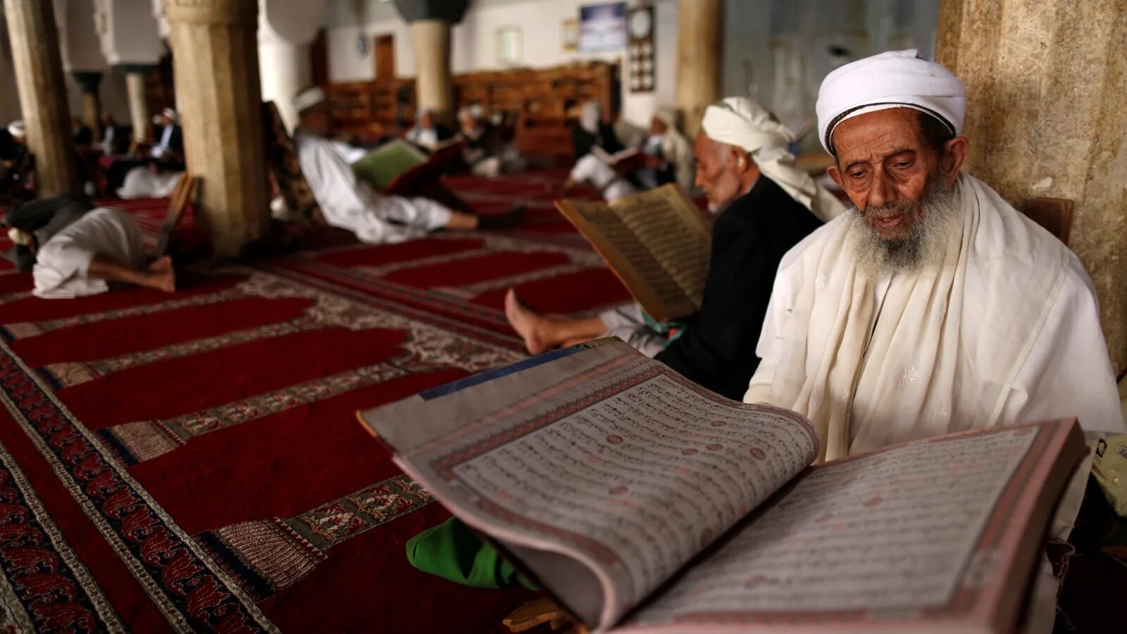Акты мусульман. Мечеть с Кораном. Мусульмане мечеть Коран. Чтение Корана в мечети. Мусульманская правовая.