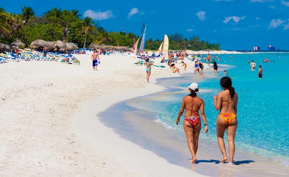 Куба в июне отзывы. Пляж Варадеро на Кубе. Куба Варадеро туристы. Варадеро кубинки. Пляжи Кубы девушки.