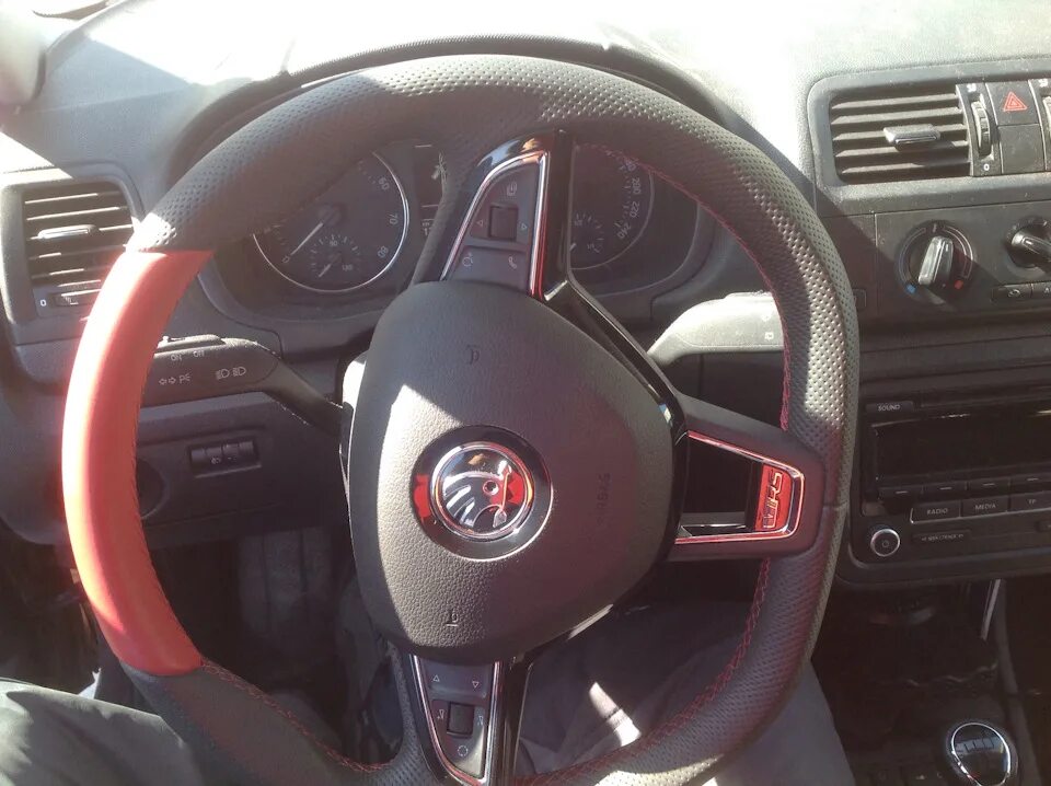 Шкода красный руль. Шкода красный руль. Руль шкода суперб 2002. Skoda octavia 2012 1. Рапид 2023 руль.