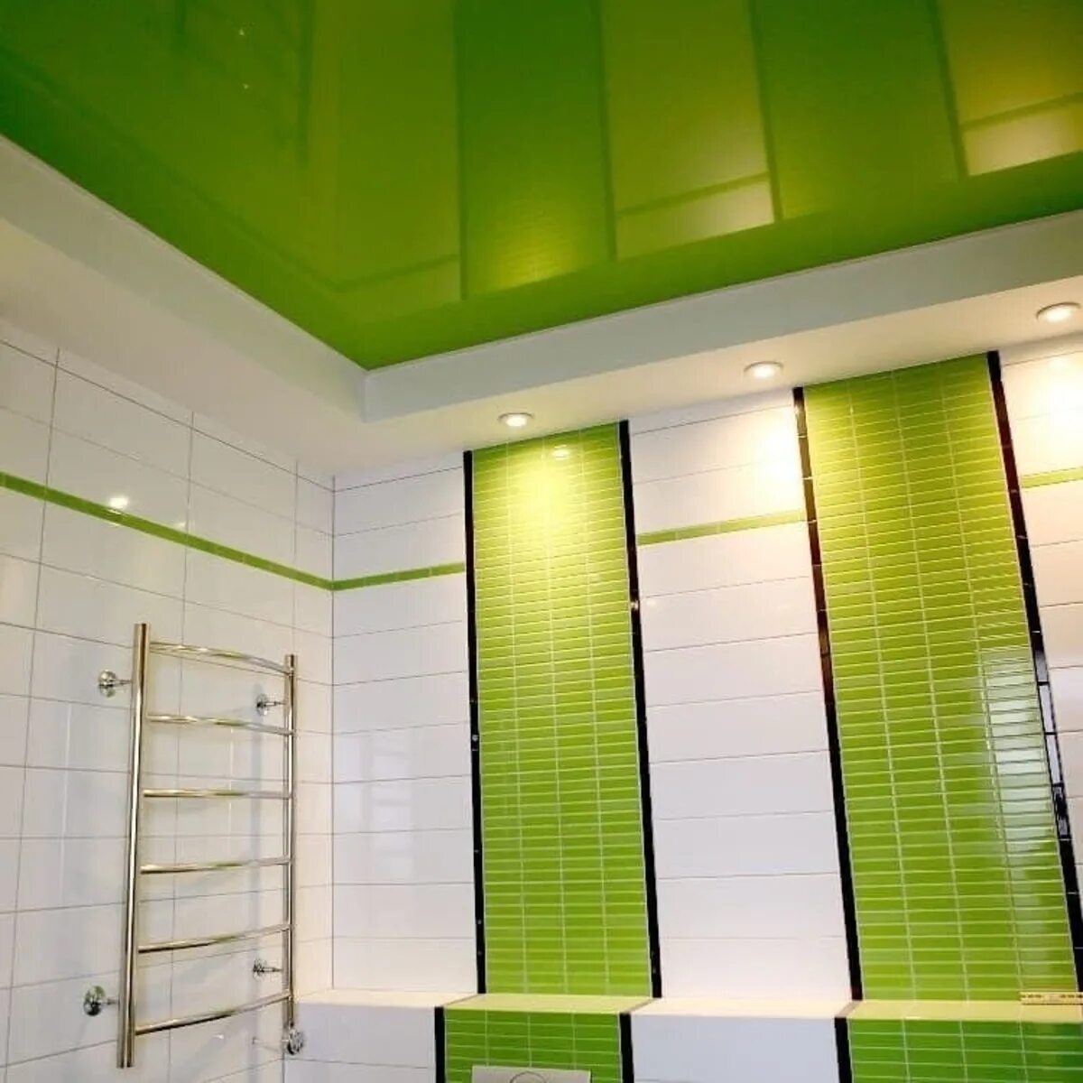 Натяжные потолки ванная плитка. Натяжной потолок в ванной. Потолок для ванных комнат. Подвесной потолок в ванной комнате. Потолок в ванную комнату.