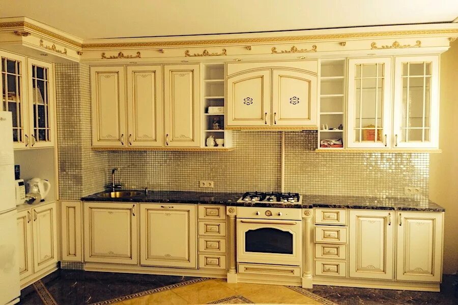 Кухни золотая патина. Кухни золотая патина. Кухня белая классика с золотой патиной фабрика бор. Кухня мдф патина классика 2020. Кухня афродита массив мебель черноземья.