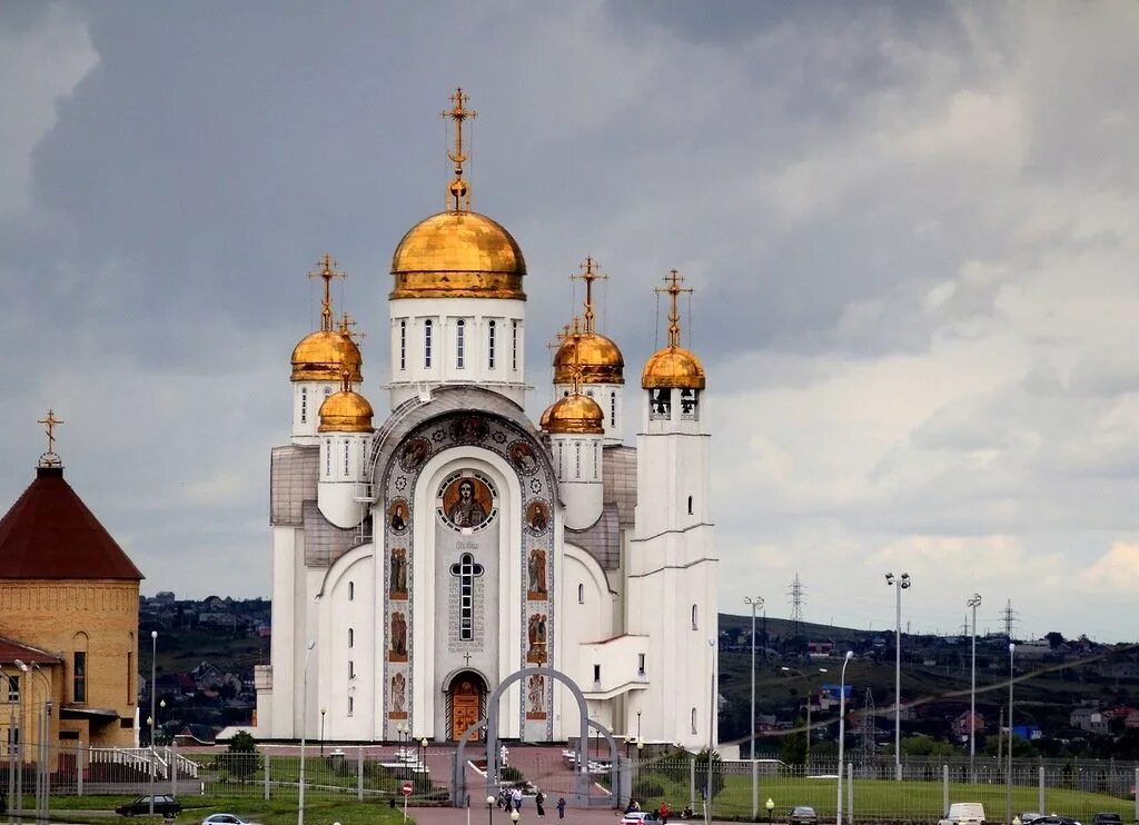 храм вознесения господня магнитогорск. челяб обл магнитогорск. кафедральный собор вознесения господня. собо́р вознесе́ния госпо́дня магнитогорск. архитектура магнитогорска.