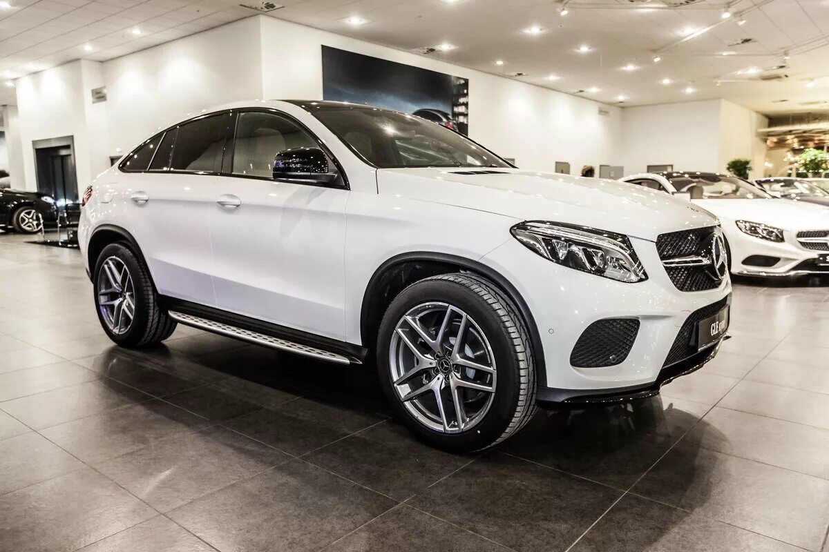 Купить gle купе мерседес. Мерседес GLE 350 Coupe. Мерседес-Бенц GLE 300 купе. Мерседес GLE купе белый 2021. Мерседес бенз gli 350d белый.