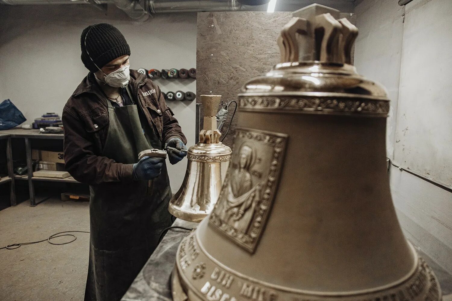 Расплавленная сталь. Кипящее железо. Колокола колокольного завода пятков и к. Отливка колоколов технология. Завод колоколов в жуковском.