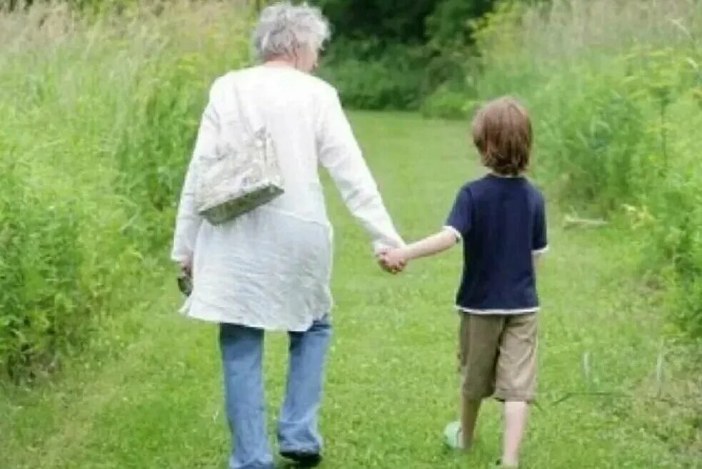 Мальчик с бабушкой. Мальчик обнимает бабушку. Бабушка гуляет с внуком. Бабушка и внучка со спины. Наказывает внука