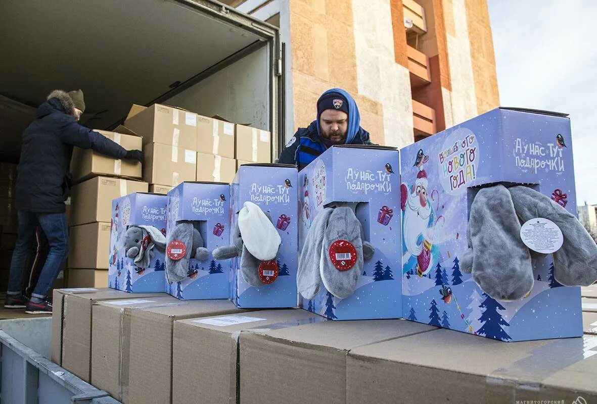 Новогодние подарки от соцзащиты. Многодетные малообеспеченные семьи. Подарки новогодние от соцзащиты воронежская область. Сладкий кулек на новый год. Кульки от соцзащиты.