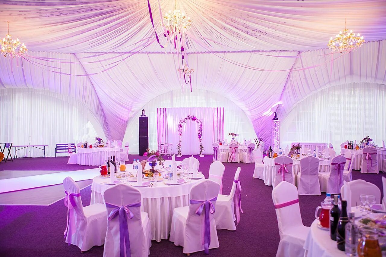 москоу кантри клаб шатер. имение спасское свадьба шатер. икша кантри клаб. шатер монмартр мистраль. свадебный шатер на берегу пруда.