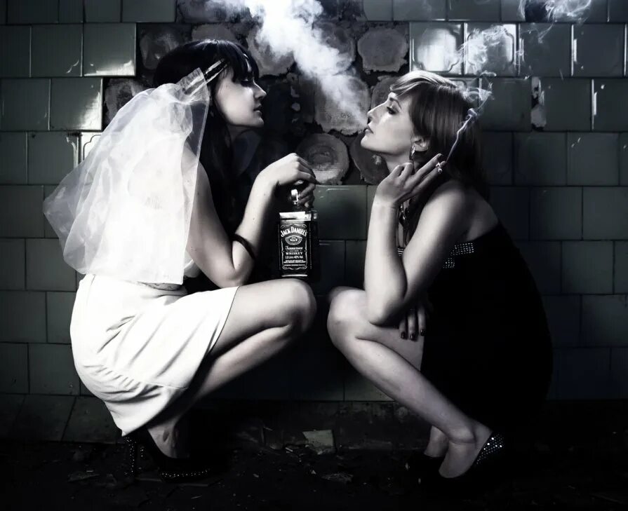 Две девушки курят на улице. Две курящие девушки. Курящие блондинки. Женское курение. Две подруги.