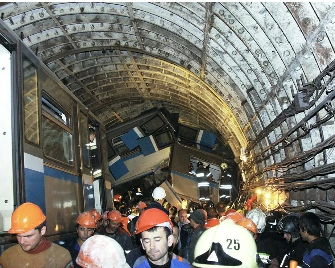 Нарушение правил метрополитена. Катастрофа в Московском метрополитене 2014. Крушение поезда метро Славянский бульвар. Катастрофа в метро в Москве в 2014. Авария парк Победы Славянский бульвар.