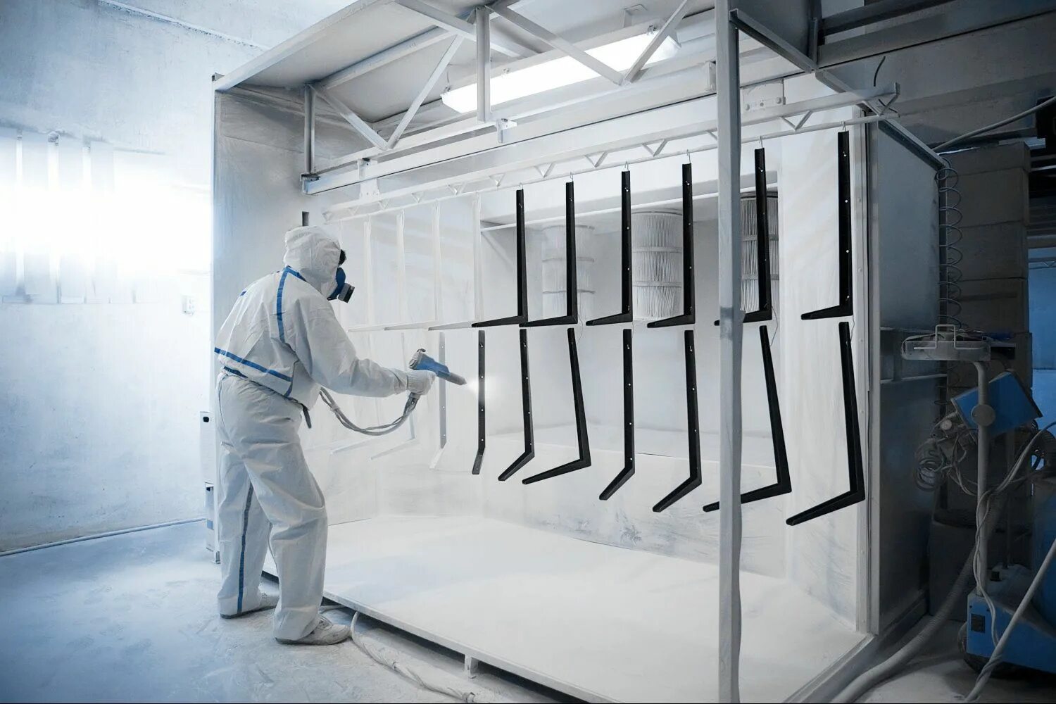 Покрасочный цех. Материалы для порошковой окраски. Порошковая краска powder coating. Материалы для порошковой окраски. Порошковая окраска металла.