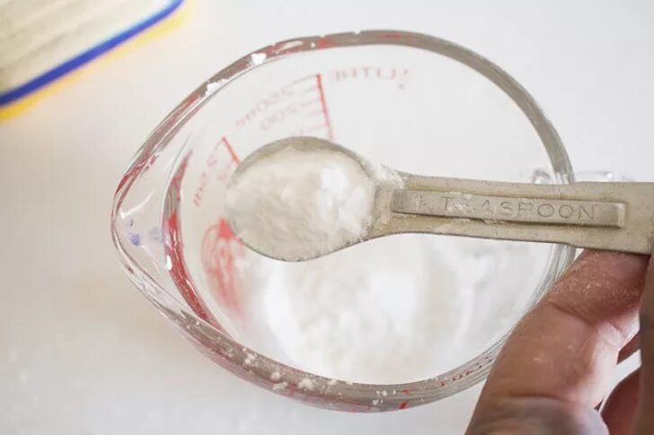 сода на кончике чайной ложки. 1/4 чайной ложки соды. ложка с порошком. 1/3 чайной ложки соды. чайная ложка соды.