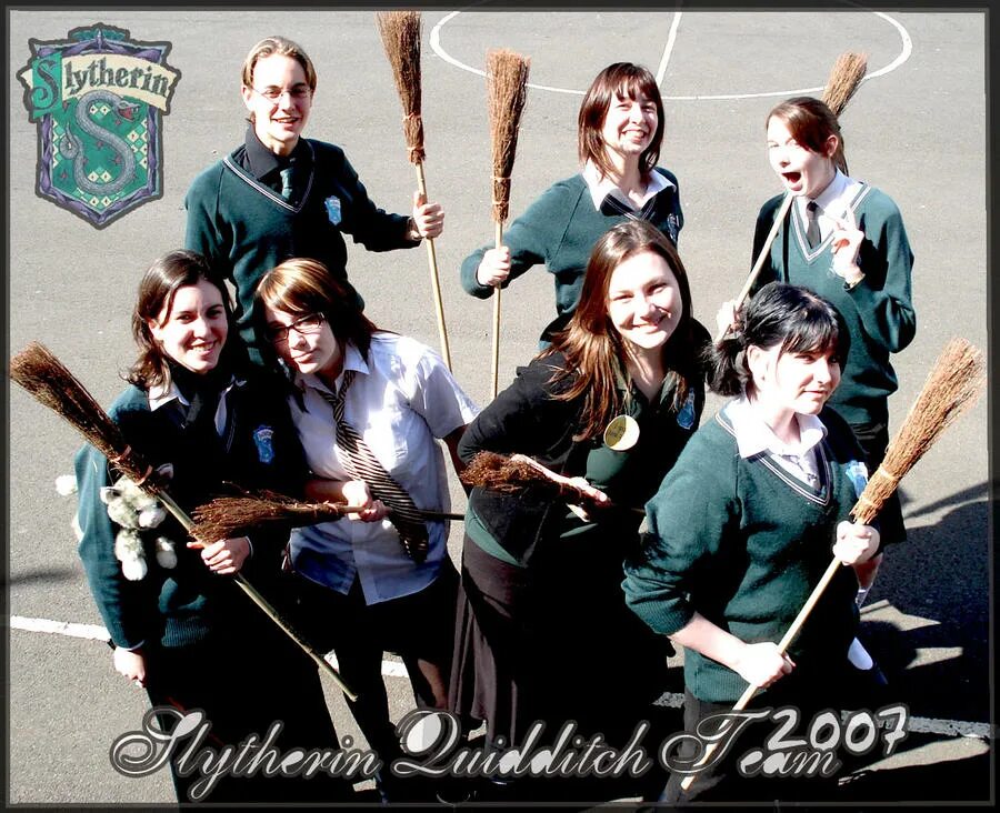 Команда слизерина по квиддичу. Slytherin Quidditch Team. Команда квиддича Слизерин. Гарри Поттер Капитан Слизерина квиддич Слизерина. Капитан команды по квиддичу Слизерин.