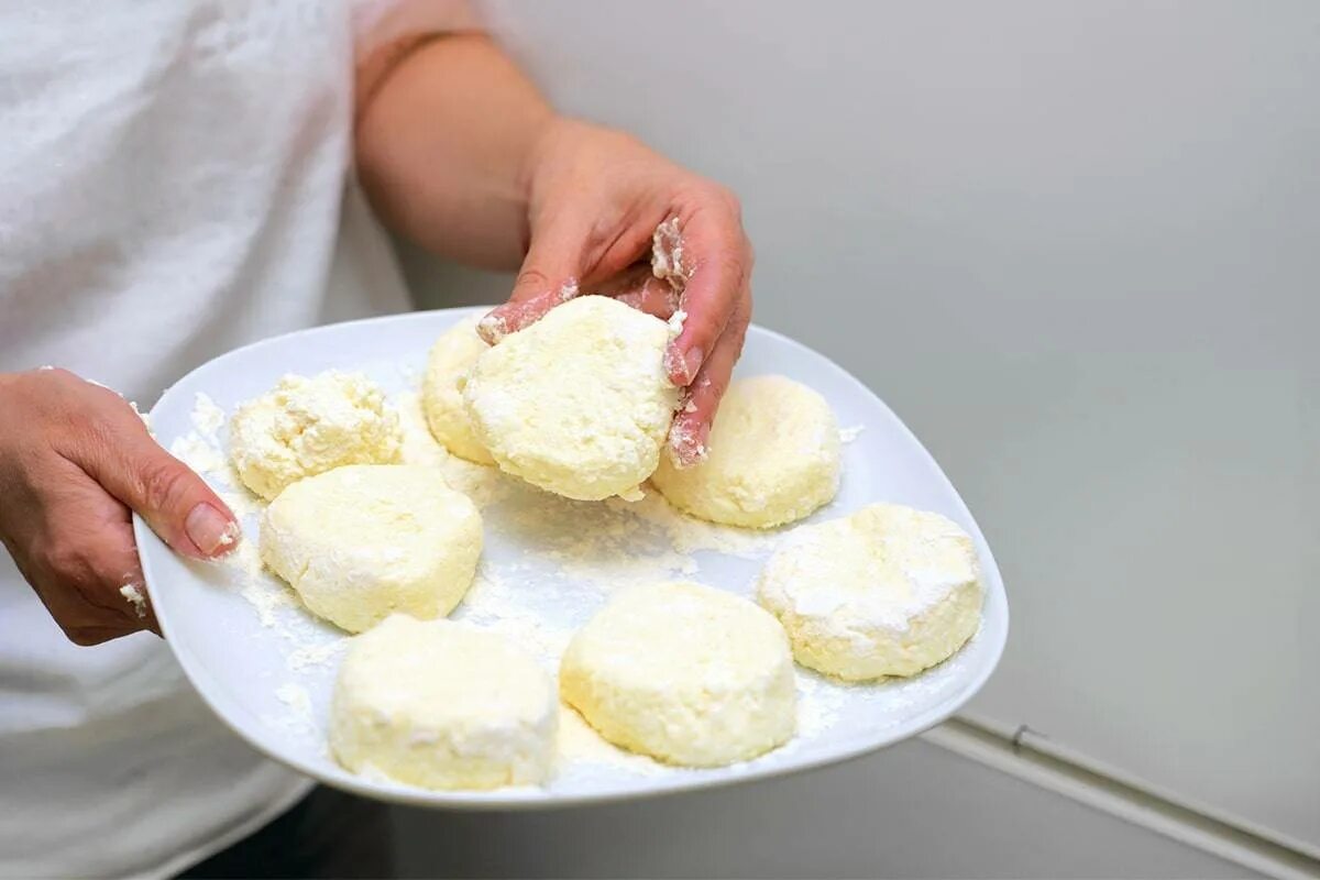 Из творога без муки и сахара. Сырники. Сырники из творога. Творожники в духовке. Процесс приготовления сырников из творога.