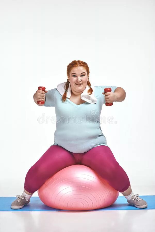 Толстая баба сидит. Женщина сидит на мяче. Толстая на мяче. Толстая девушка сидит на мяче.