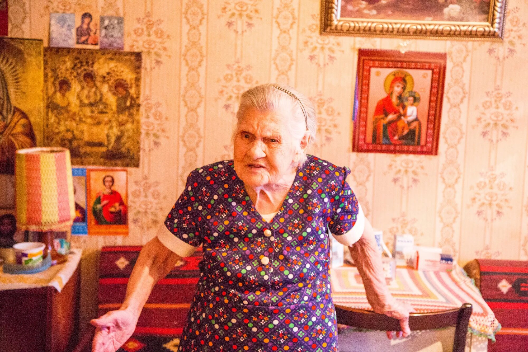 Сколько старухи живут. Бабушка 95 лет. Богатая бабушка. 100 Летняя бабушка.