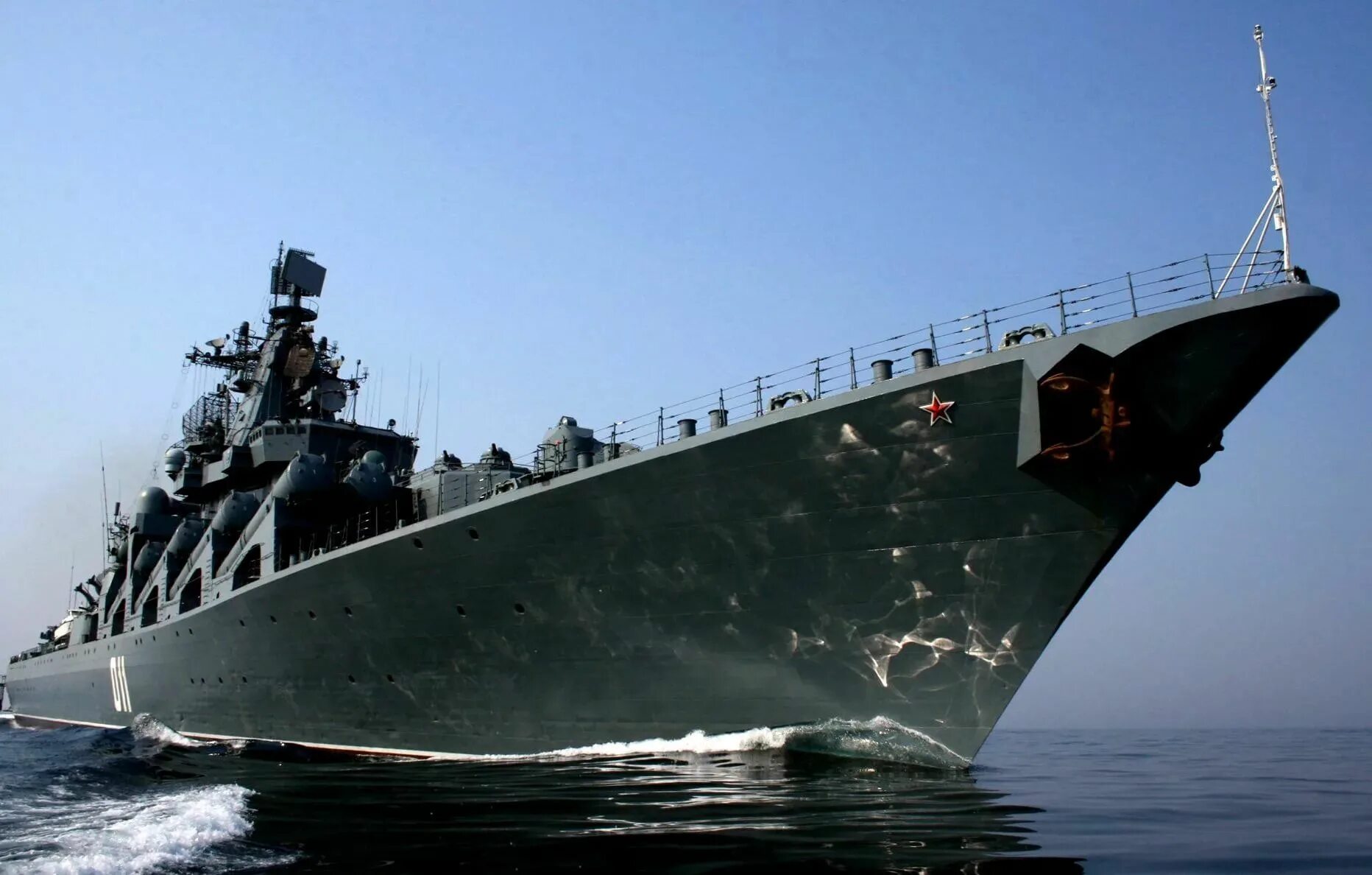 Флагман чф ракетный крейсер москва. Корабль морфлот. Флагман черноморского флота крейсер москва. Черноморский флот вмф россии. Гвардейский ракетный крейсер москва.